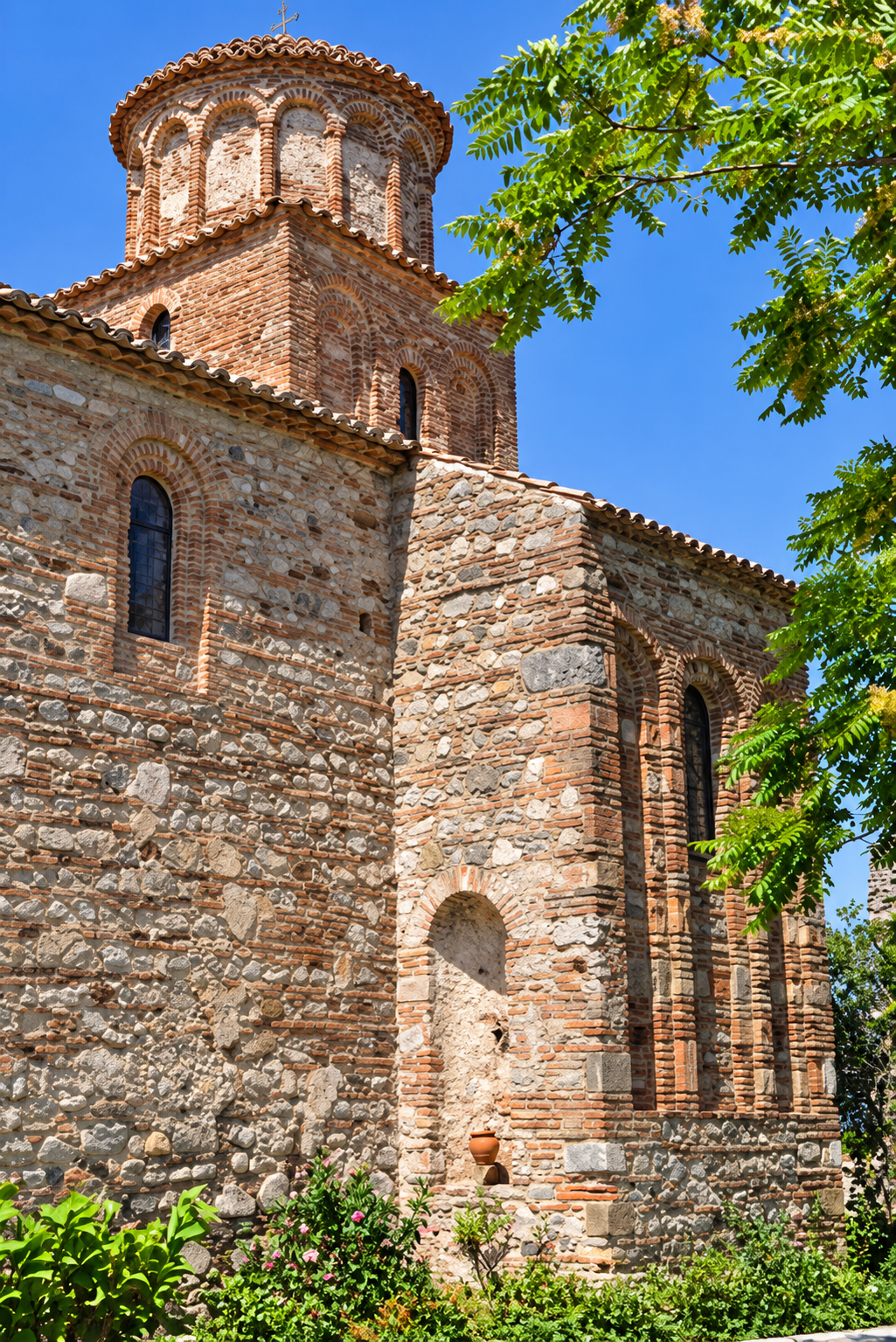 Chiesa in pietra e mattoni nel territorio di Bivongi