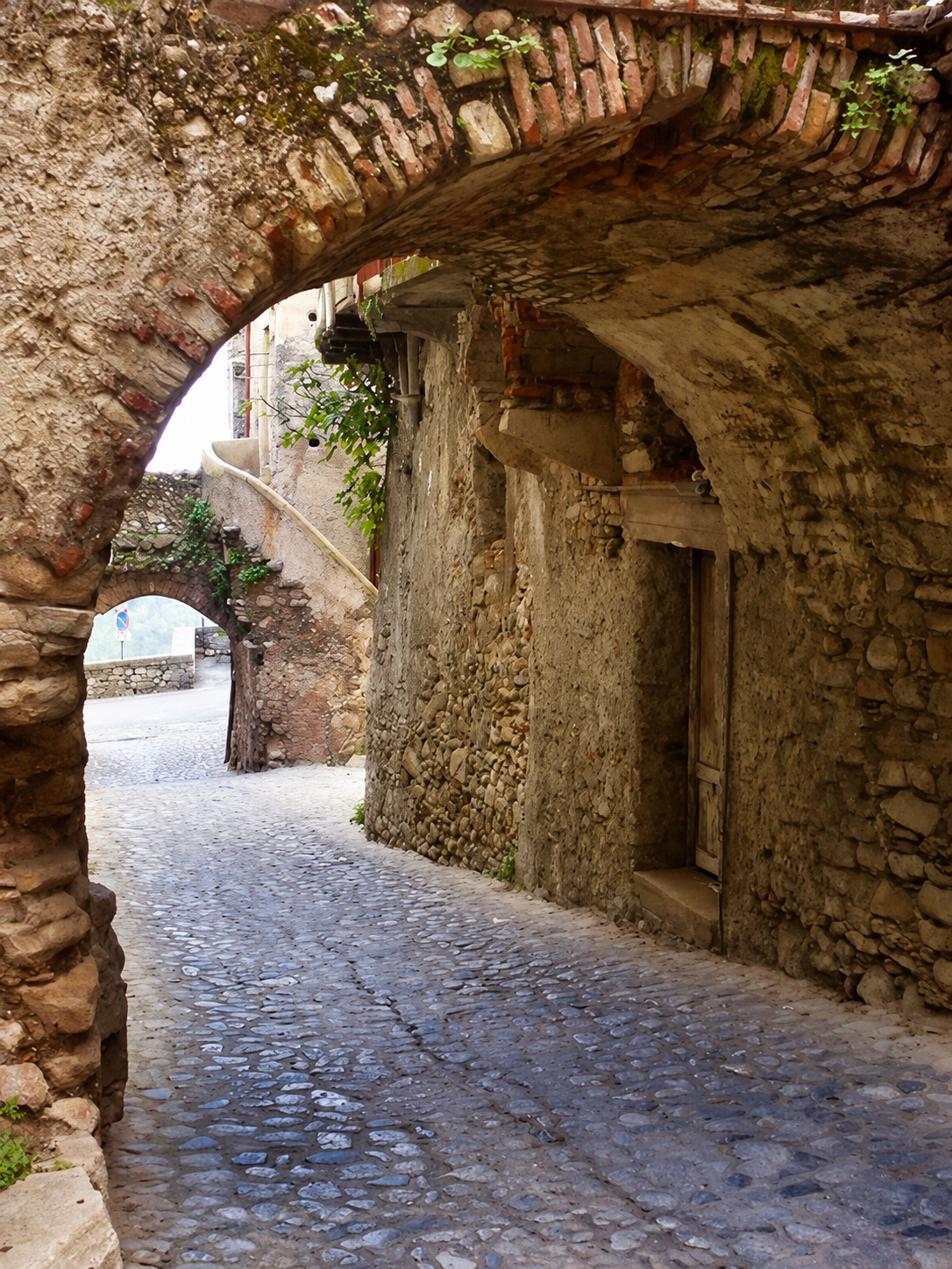 Arco in pietra nel borgo