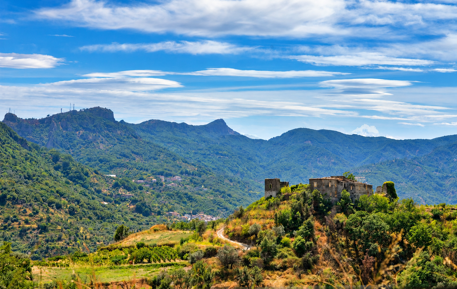 Paesaggio montano calabrese con borgo storico